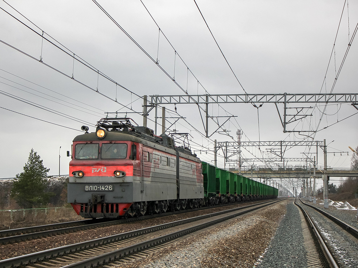 Электровоз ВЛ10-1426 с грузовым поездом, ст. Елизаровка