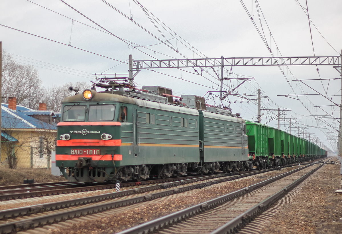 Электровоз ВЛ10-1818 с грузовым поездом прибывает на станцию Елизаровка