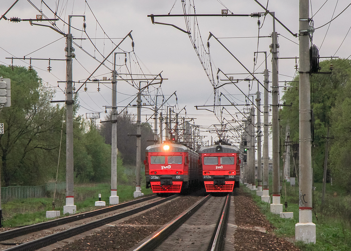 Электропоезда ЭТ2М-100 и ЭТ2М-142 на станции Клин