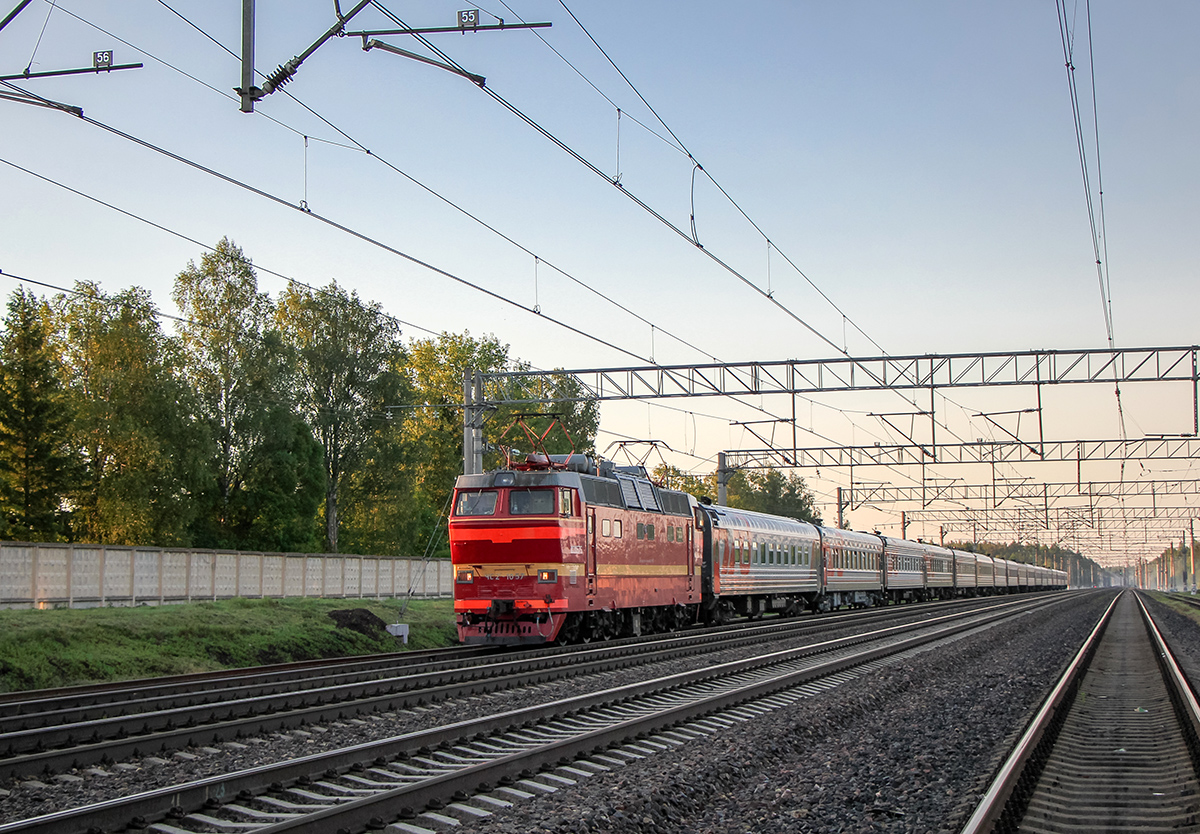 Электровоз ЧС2Т-1057 с пассажирским поездом на станции Бурга