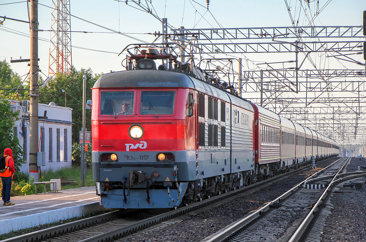 Электровоз ЧС6-017 с фирменным поездом №1/2 «Красная стрела» проследует станцию Бурга