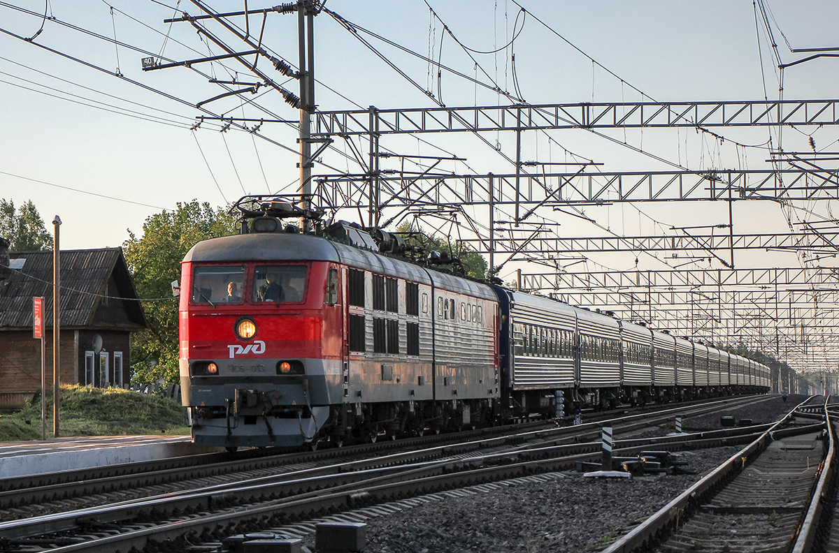 Электровоз ЧС6-013 с фирменным поездом №3/4 «Экспресс» проследует станцию Бурга