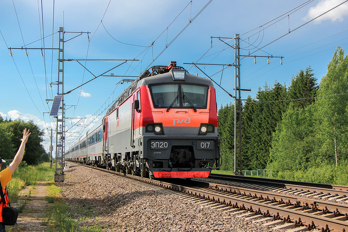 Электровоз ЭП20-017 в голове поезда «Невский экспресс», перегон Торбино - Боровёнка