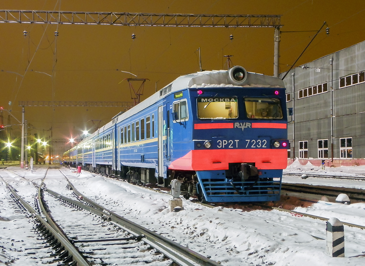 Электропоезд ЭР2Т-7232 на станции Тверь