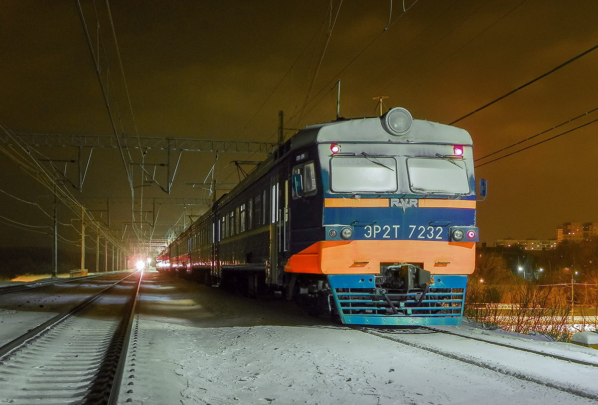 Электропоезд ЭР2Т-7232 на станции Подсолнечная
