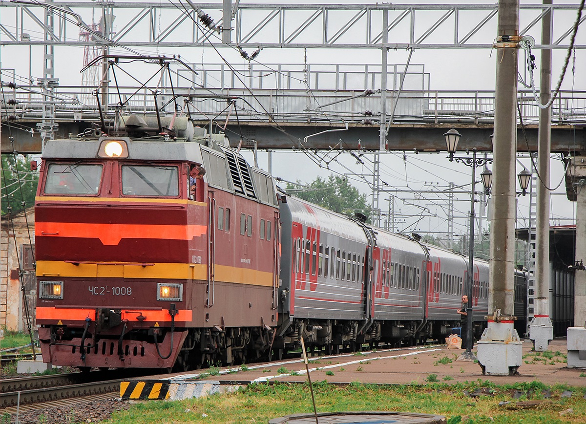 Электровоз ЧС2Т-1008 с поездом, станция Малая Вишера