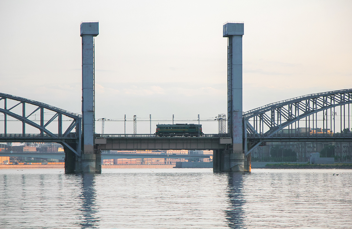 Тепловоз М62 проследует Финляндский железнодорожный мост, перегон Глухоозерская - Дача Долгорукова