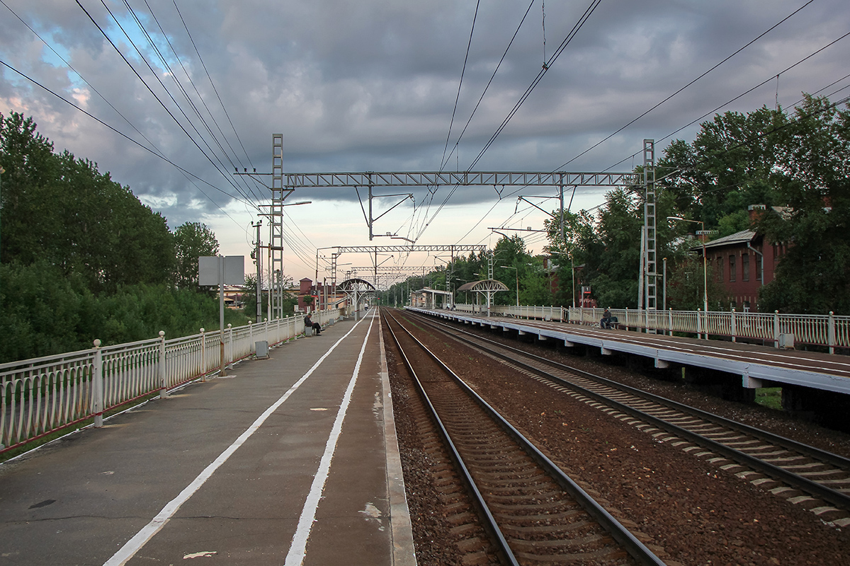 Вид на платформу Фарфоровская в сторону платформы Сортировочная