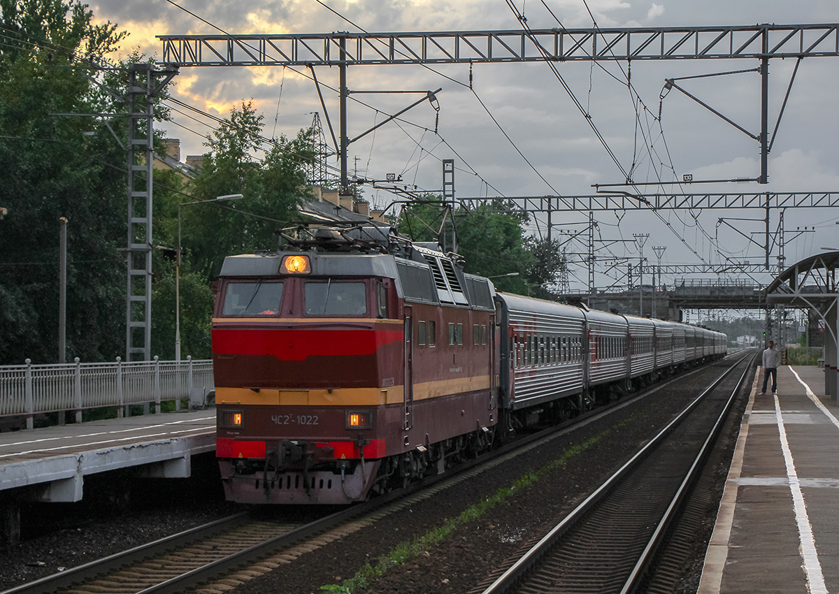 Электровоз ЧС2Т-1022 с поездом проследует платформу Фарфоровская