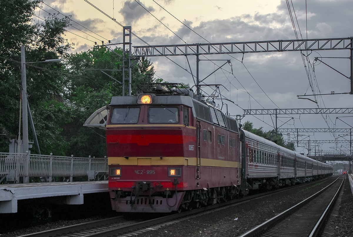 Электровоз ЧС2Т-995 с поездом у платформы Фарфоровская
