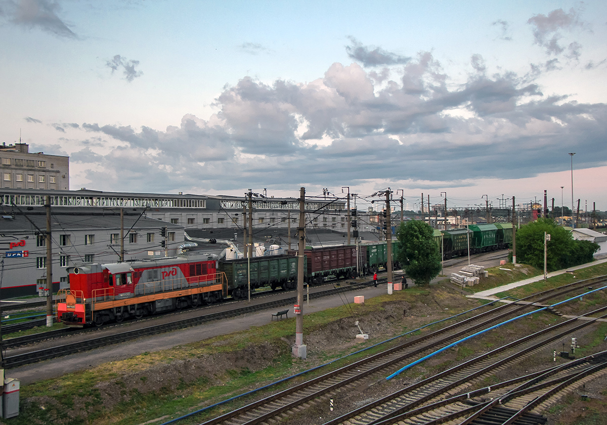 Тепловоз ЧМЭ3Э-6263 с поездом, станция Санкт-Петербург-Сортировочный-Московский
