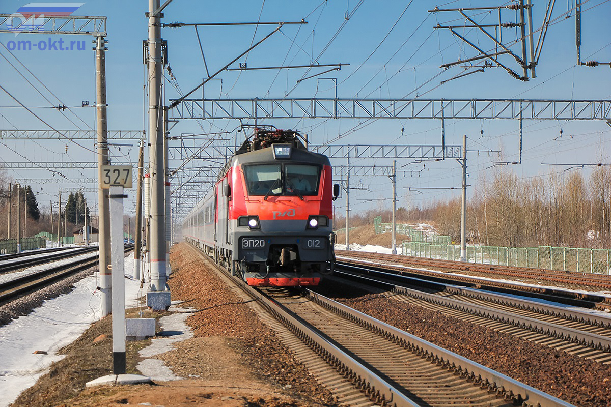 Электровоз ЭП20-012 с фирменным поездом «Невский экспресс», станция Бушевец