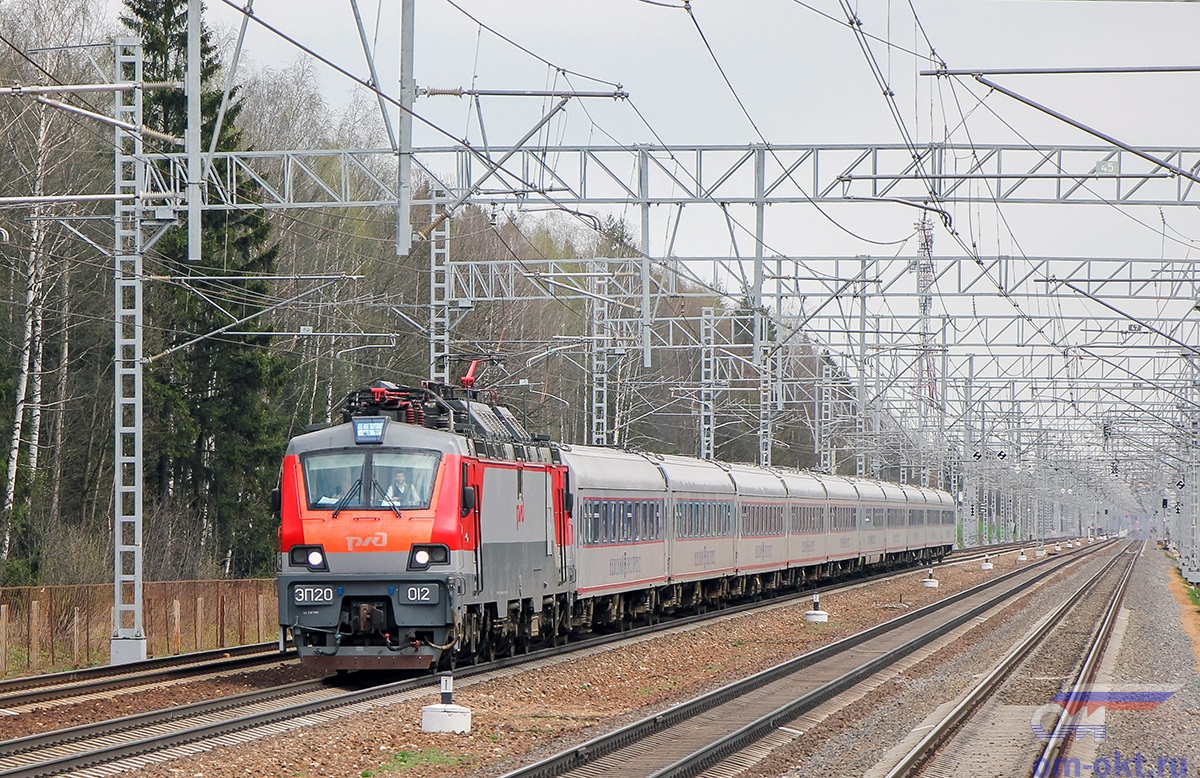 Электровоз ЭП20-012 с фирменным поездом «Невский экспресс», перегоне Сходня - Крюково