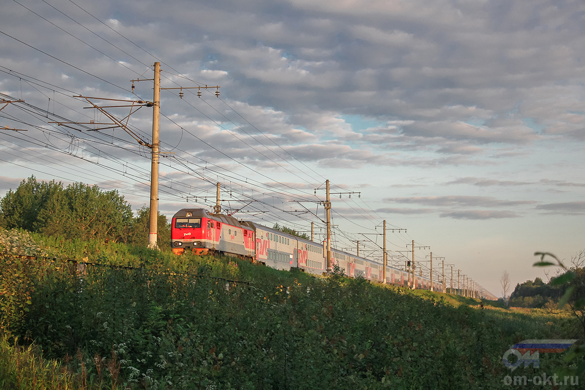 Электровоз ЭП2К-184 с фирменным поездом «Двухэтажный состав» на перегоне Тверь - Редкино