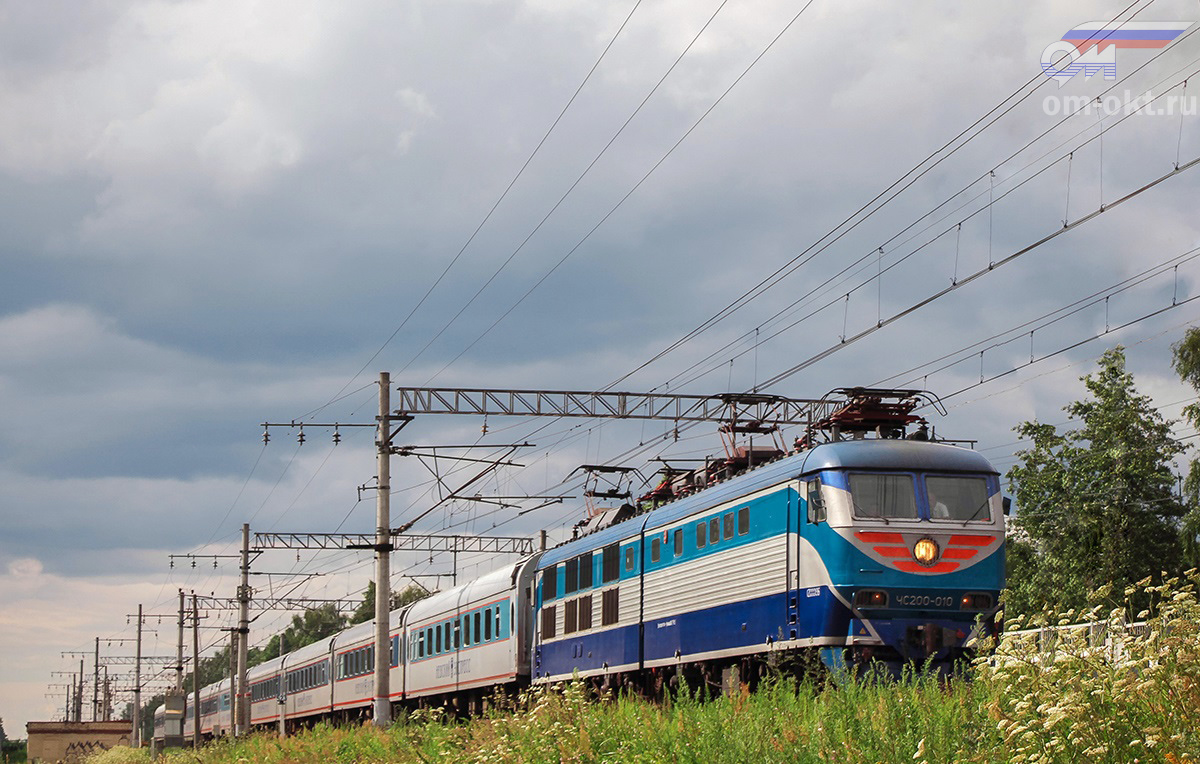 Электровоз ЧС200-010 с фирменным поездом «Невский экспресс» на перегоне Редкино - Завидово