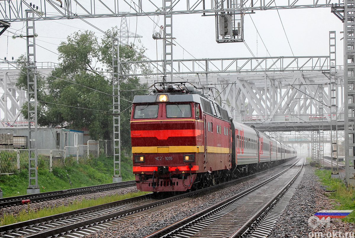Электровоз ЧС2Т-1015 с пассажирским поездом на перегоне Ховрино - Москва-Товарная Октябрьская
