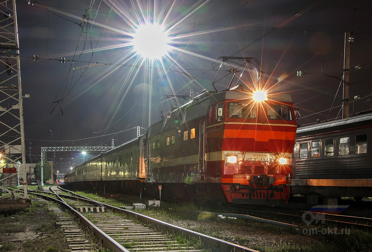 Электровоз ЧС2Т-1046 с фирменным поездом «Невский экспресс» на станции Тверь