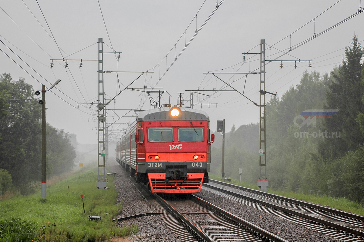 Электропоезд ЭТ2М-043 прибывает к платформе Поршинец