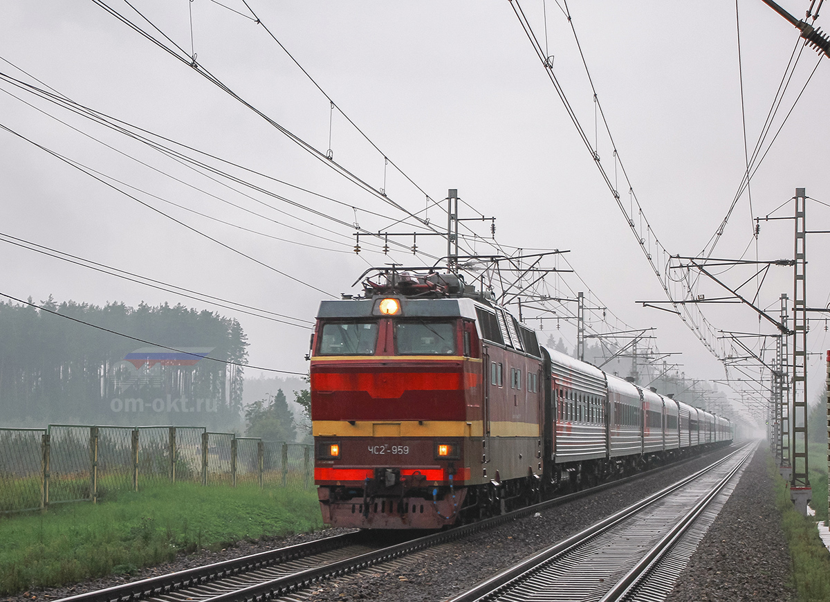 Электровоз ЧС2Т-959 с поездом близ платформы Тверца, перегон Лихославль - Дорошиха