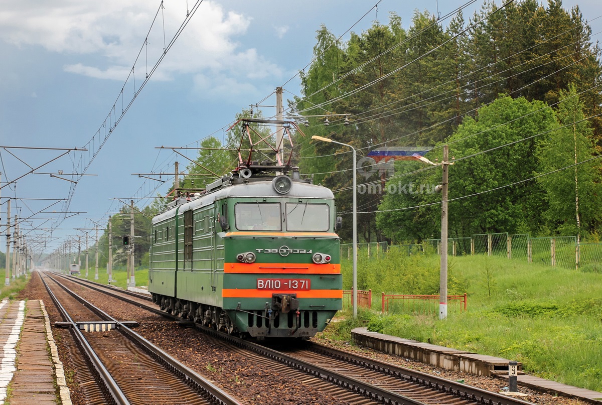 Электровоз ВЛ10-1371 близ платформы Терелесовская, перегон Елизаровка - Осеченка