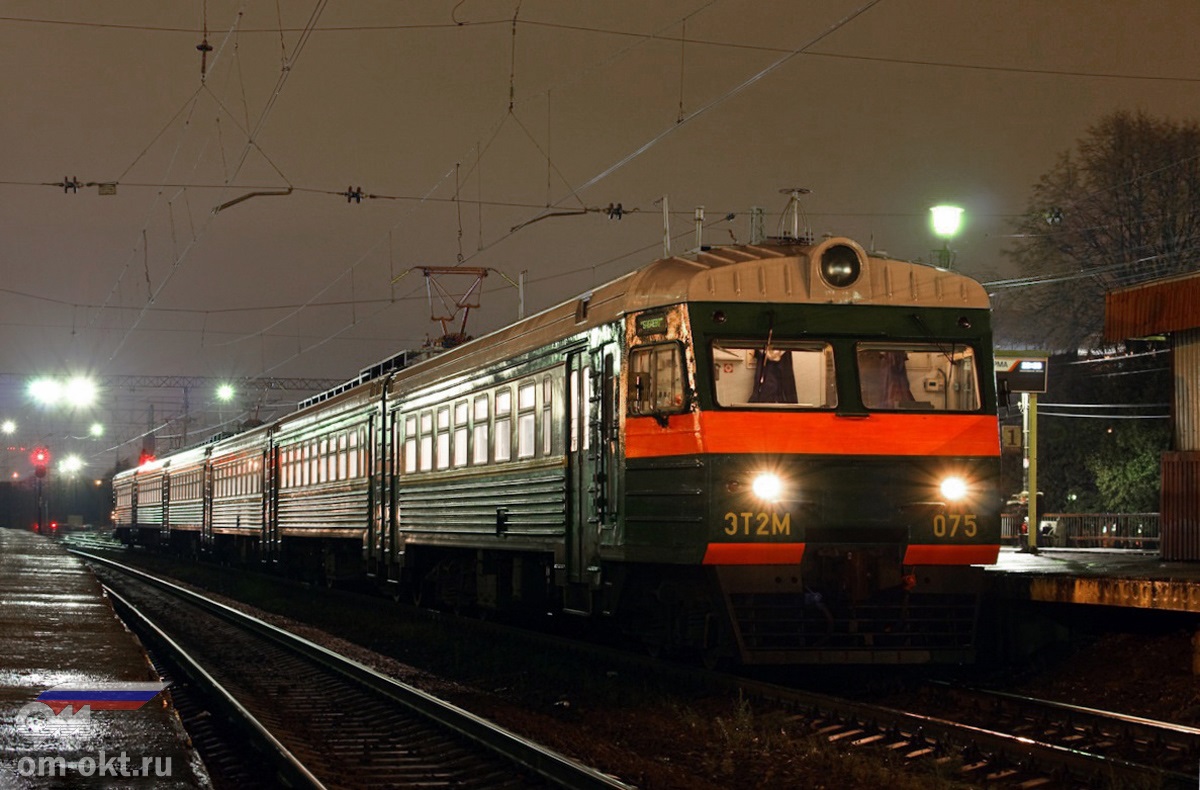 Электропоезд ЭТ2МЛ-075 на станции Крюково