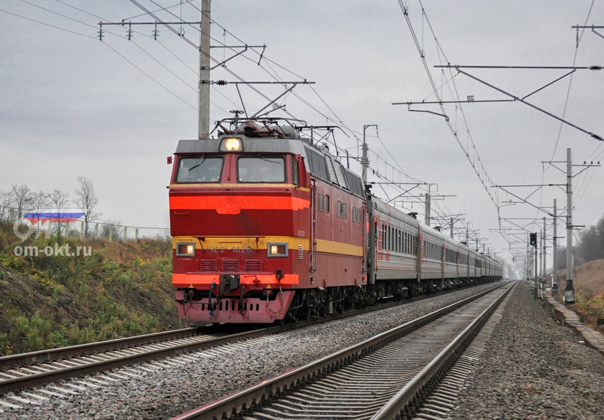 Электровоз ЧС2Т-1026 с пассажирским поездом близ платформы Поповка, перегон Саблино - Колпино