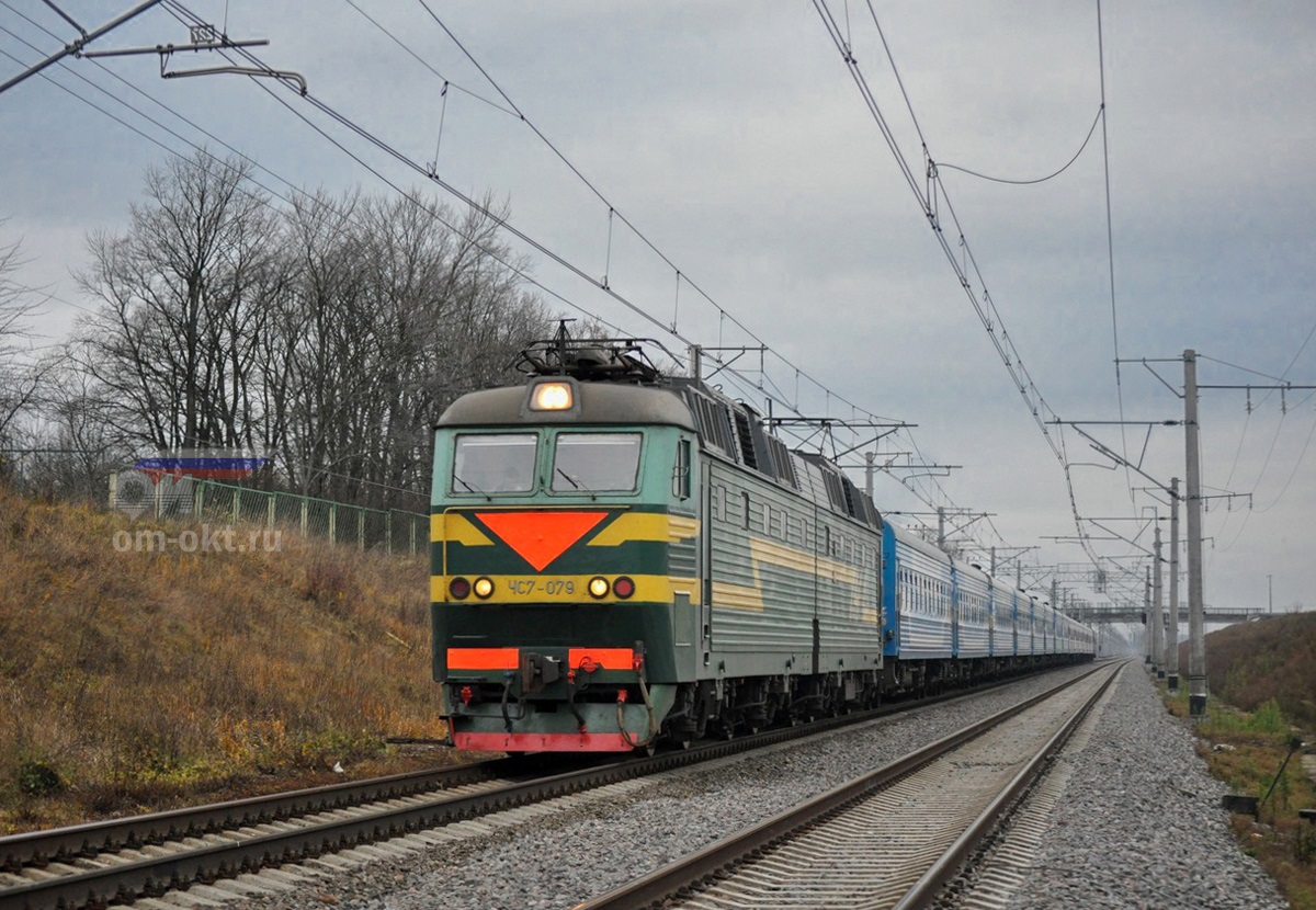 Электровоз ЧС7-079 с фирменным поездом "Пересвет" Санкт-Петербург - Брянск, перегон Колпино - Саблино