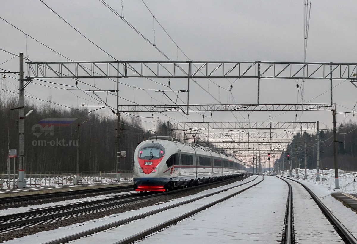 Электропоезд ЭВС1-13 проследует платформу Шлюз