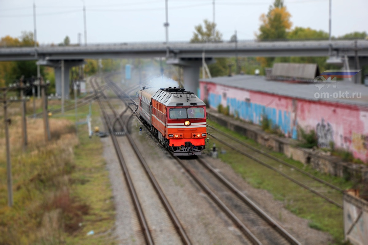 Тепловоз ТЭП70-0248 с пригородным поездом, перегон Торжок - Льняная
