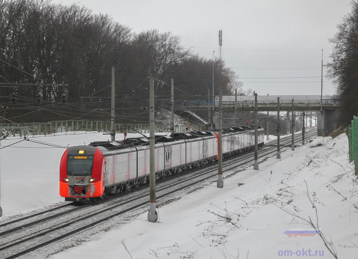 Электропоезд ЭС1-030 «Ласточка» прибывает на станцию Завидово со стороны Редкино