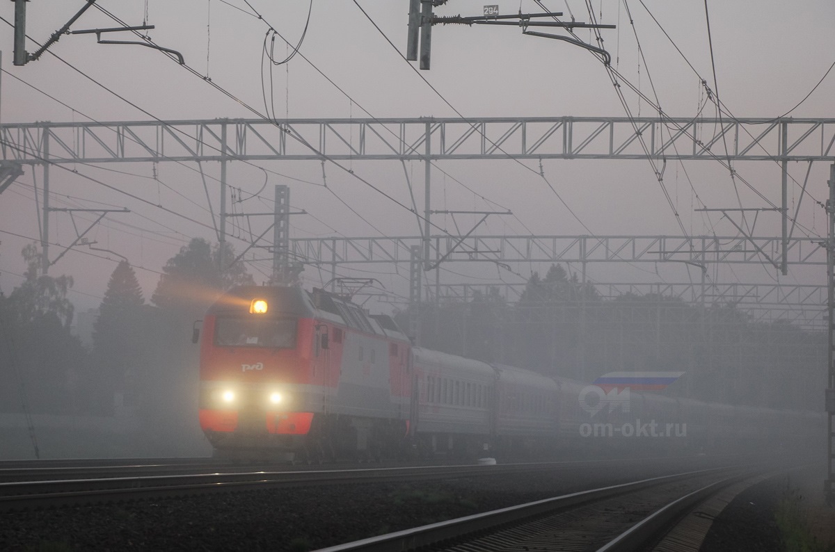 Электровоз ЭП2К с пассажирским поездом, перегон Сходня - Химки