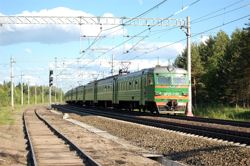 Электропоезд ЭР2Т-7191 на станции Осеченка