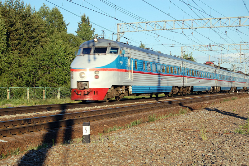 Электропоезд ЭР200 проследует станцию Осеченка