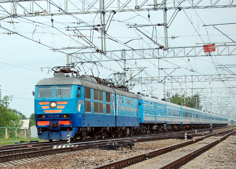 Электровоз ЧС6-015 с скорым поездом "Аврора" проследует станцию Осеченка
