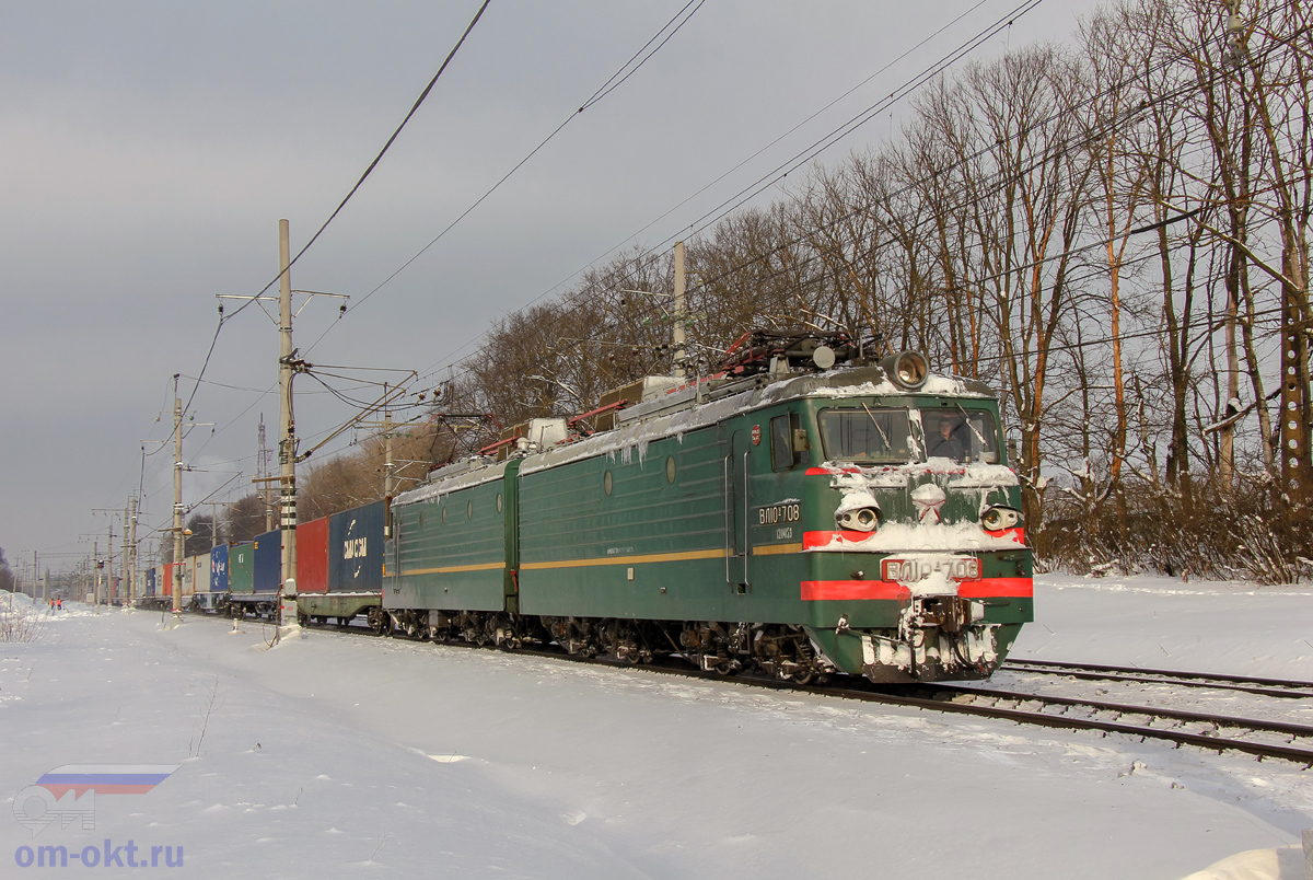 Электровоз ВЛ10У-708 с контейнерным поездом проследует станцию Клин