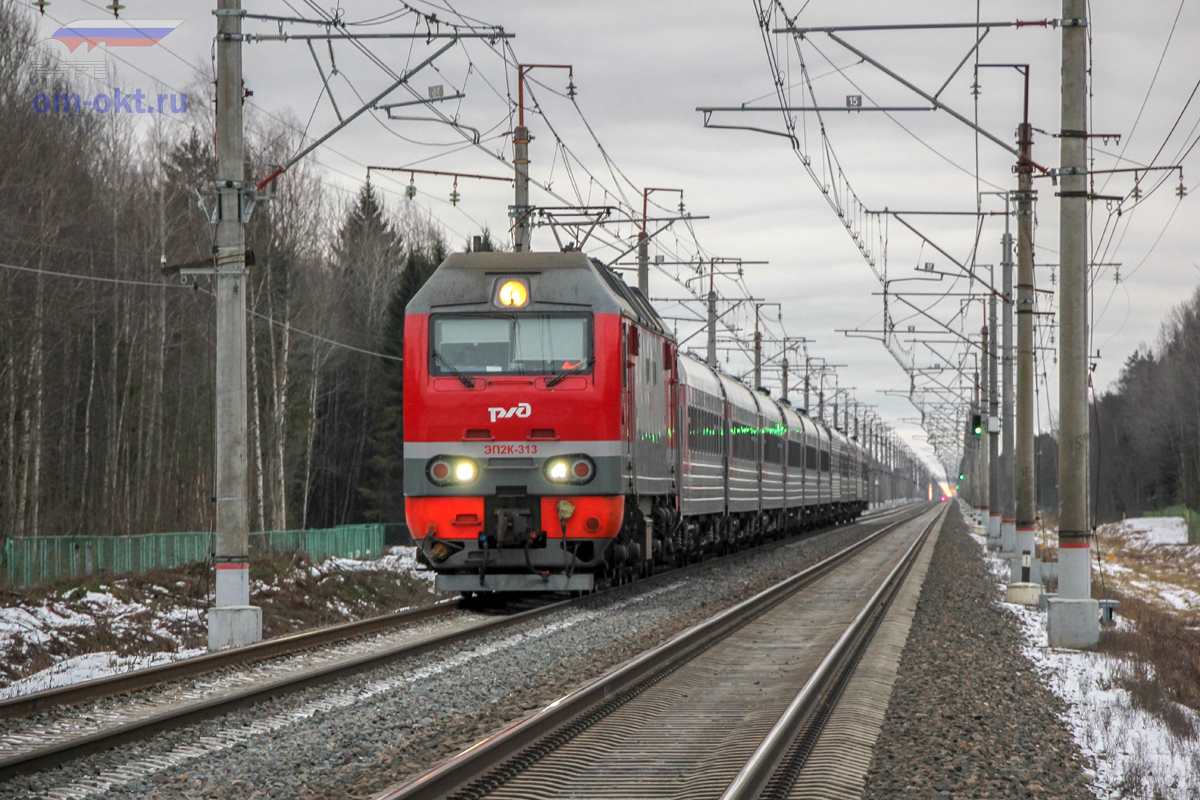 Электровоз ЭП2К-313 в голове скорого поезда, перегон Рябово - Ушаки