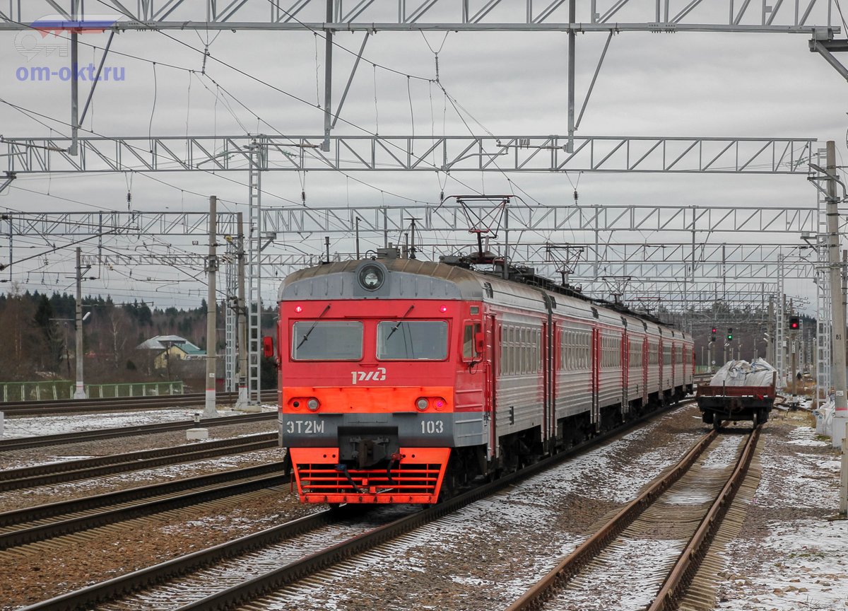 Электропоезд ЭТ2М-103 на станции Любань