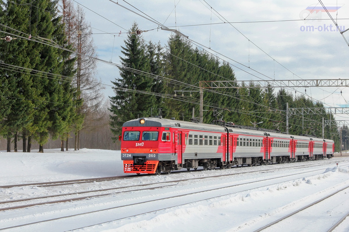 Электропоезд ЭТ2М-060 проследует парк Шлюз станции Лихославль