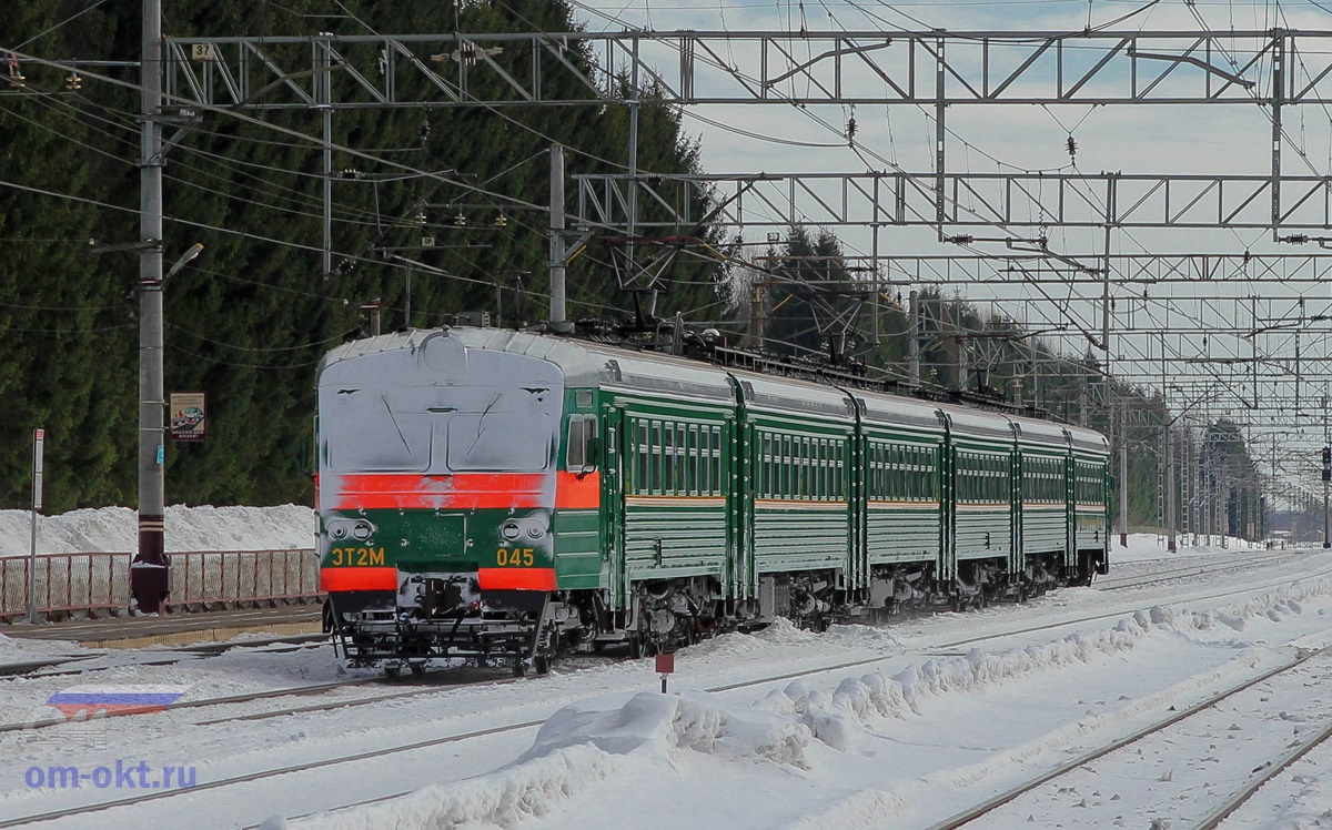 Электропоезд ЭТ2М-045 проследует парк Шлюз станции Лихославль