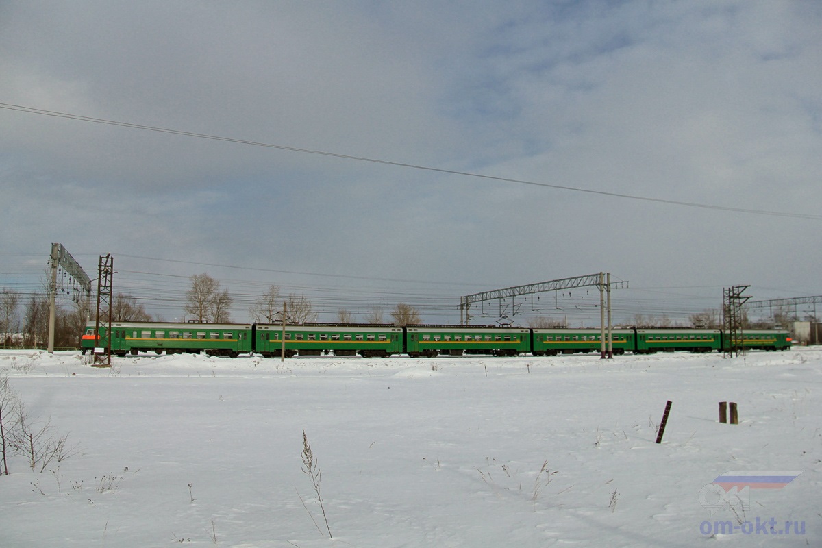 Электропоезд ЭТ2М-045 проследует станцию Лихославль
