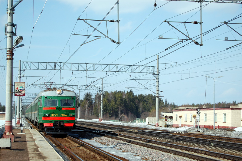Электропоезд ЭР2Т-7164 прибывает на станцию Осеченка