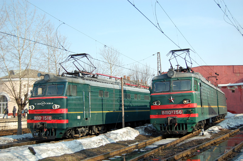 Электровозы ВЛ10-1518 и ВЛ10У-756 на станции Тверь