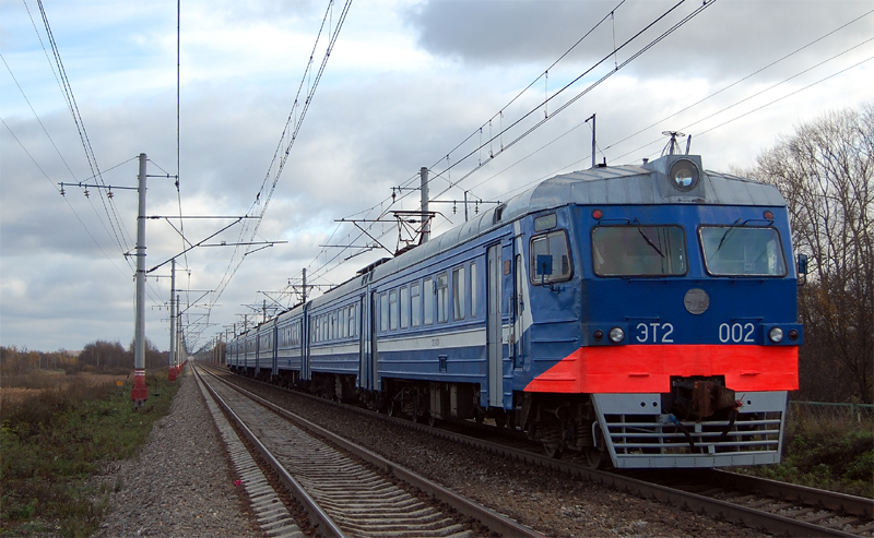 Электропоезд ЭТ2-002 на перегоне Тверь - Редкино