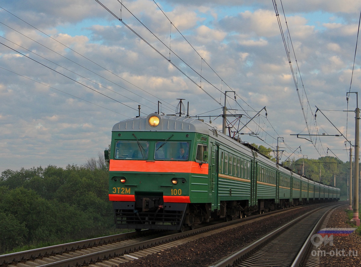 Электропоезд ЭТ2М-100 прибывает к остановочному пункту Стреглово