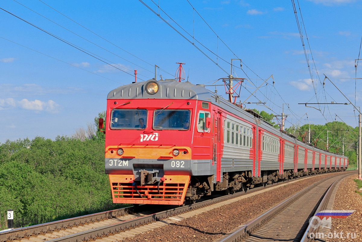 Электропоезд ЭТ2М-092 проследует остановочный пункт Стреглово
