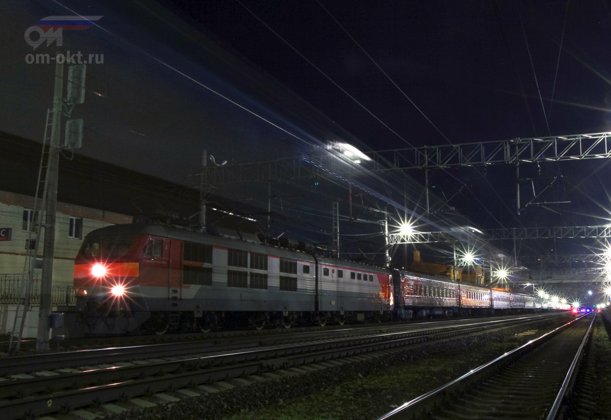 Электровоз ЧС6 с пассажирским поездом отправляется со станции Вышний Волочёк