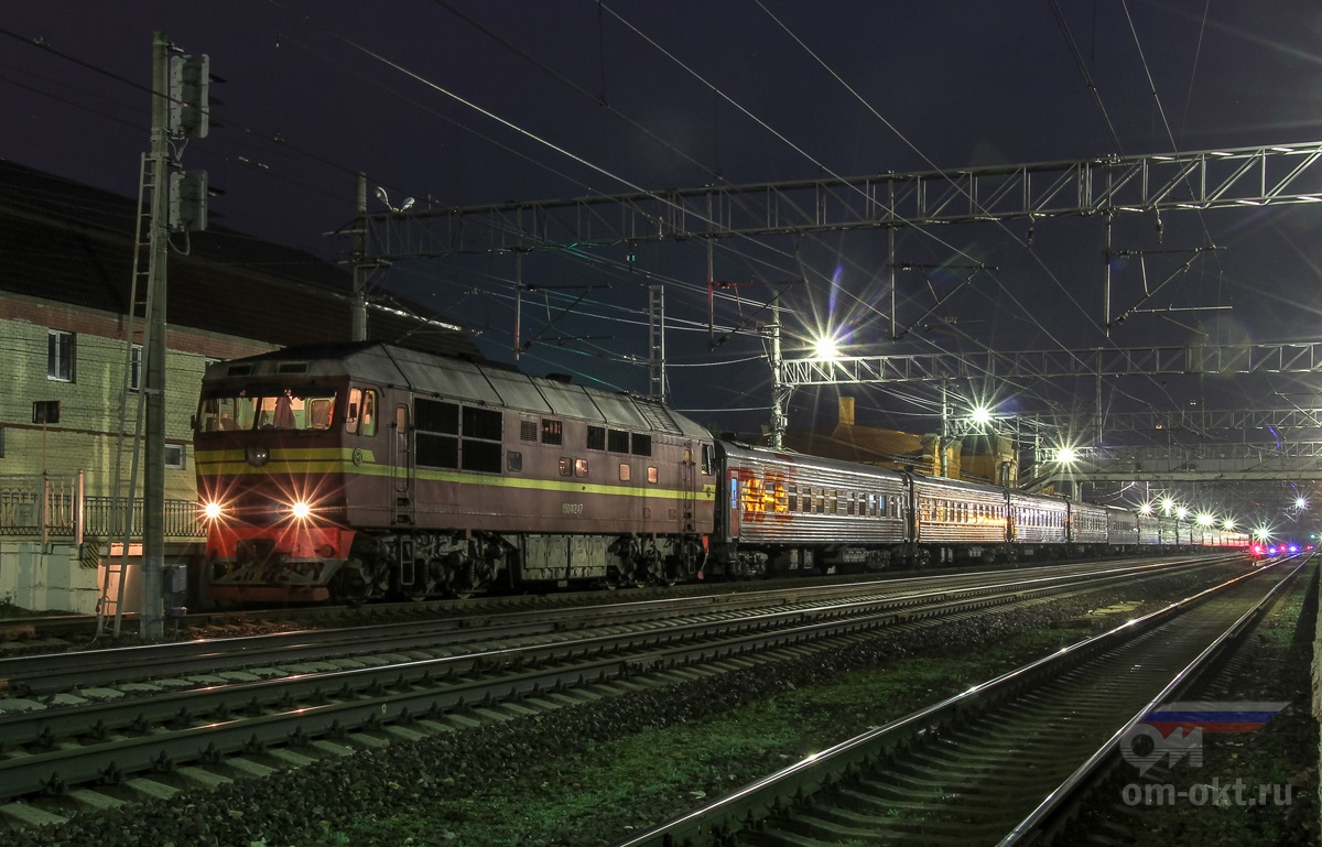 Тепловоз ТЭП70-0124 с пассажирским поездом на станции Вышний Волочёк