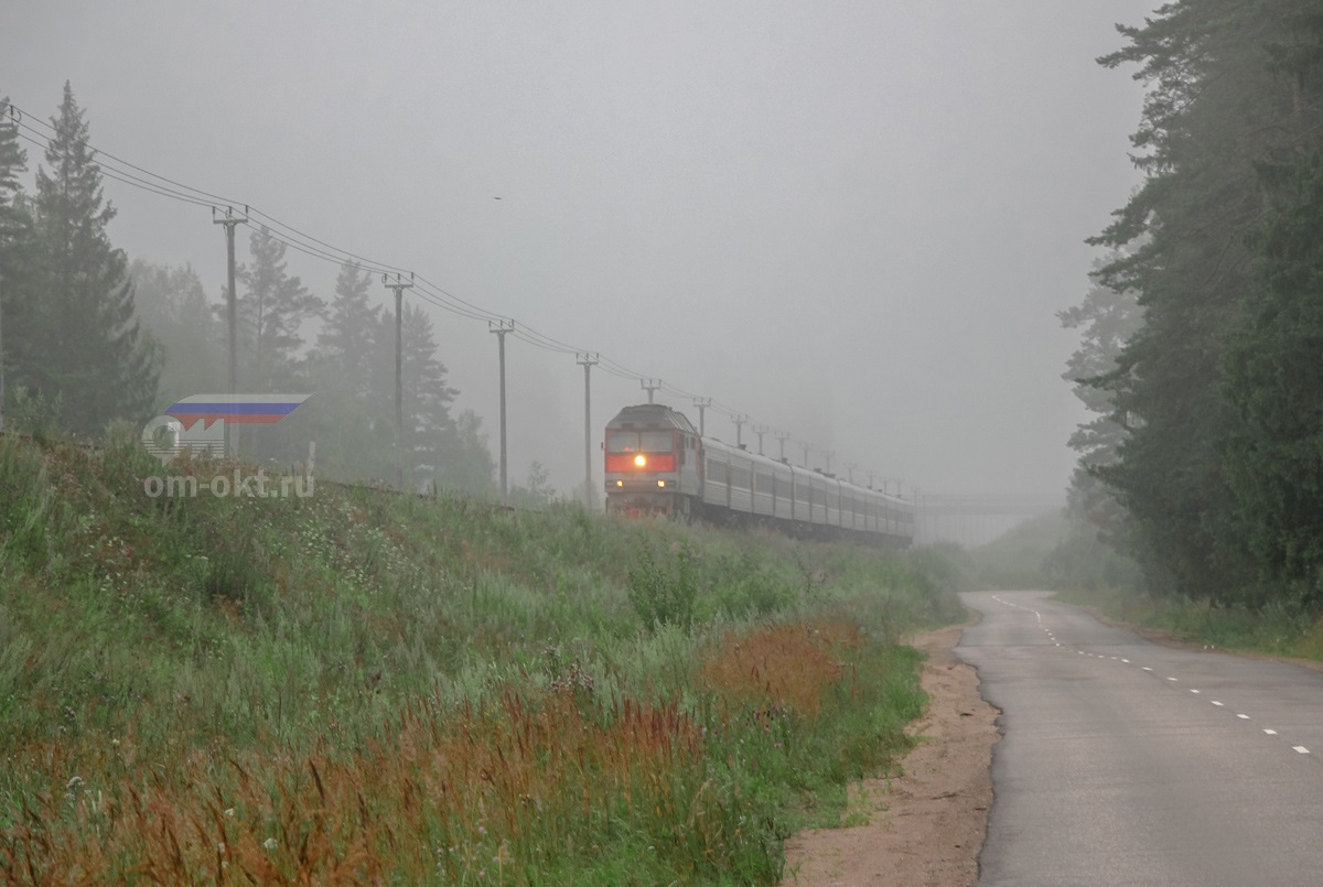 Тепловоз ТЭП70-0123 с пассажирским поездом на перегоне Бологое-Полоцкое - Куженкино