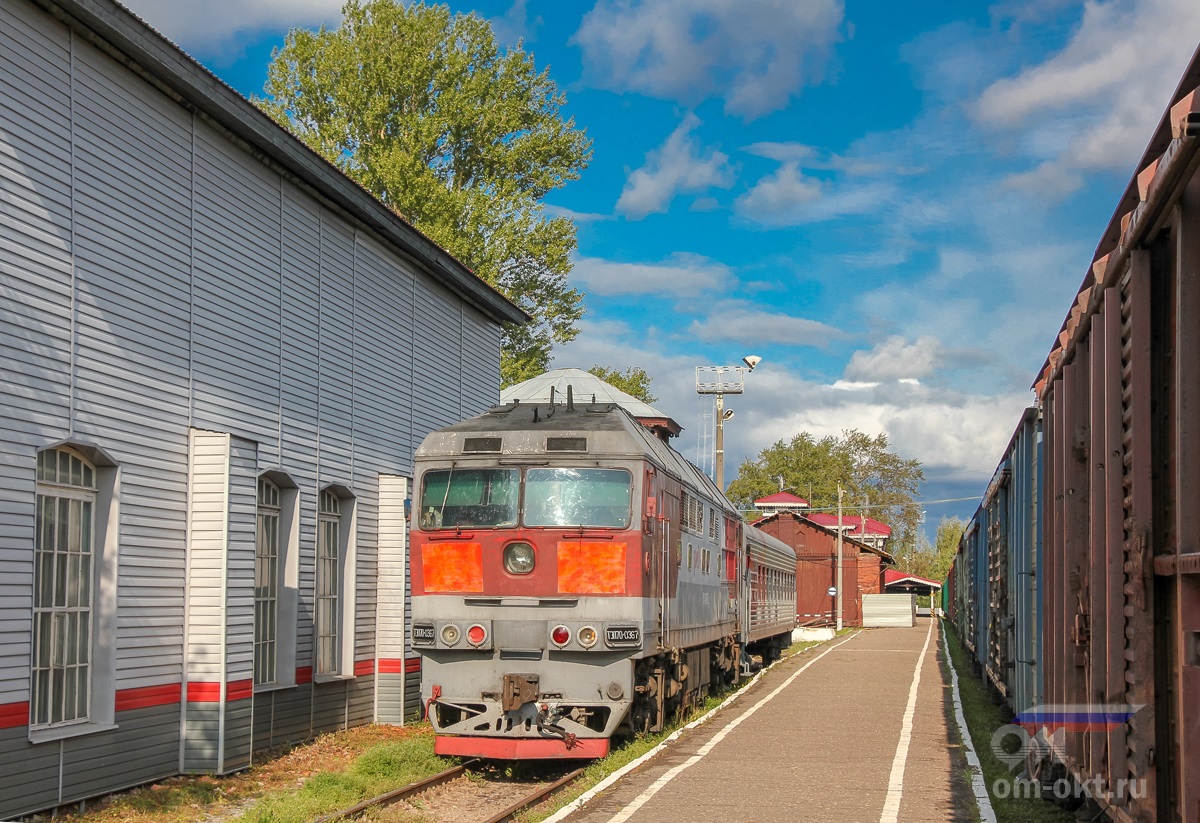 Тепловоз ТЭП70-0367 с пригородным поездом на станции Боровичи