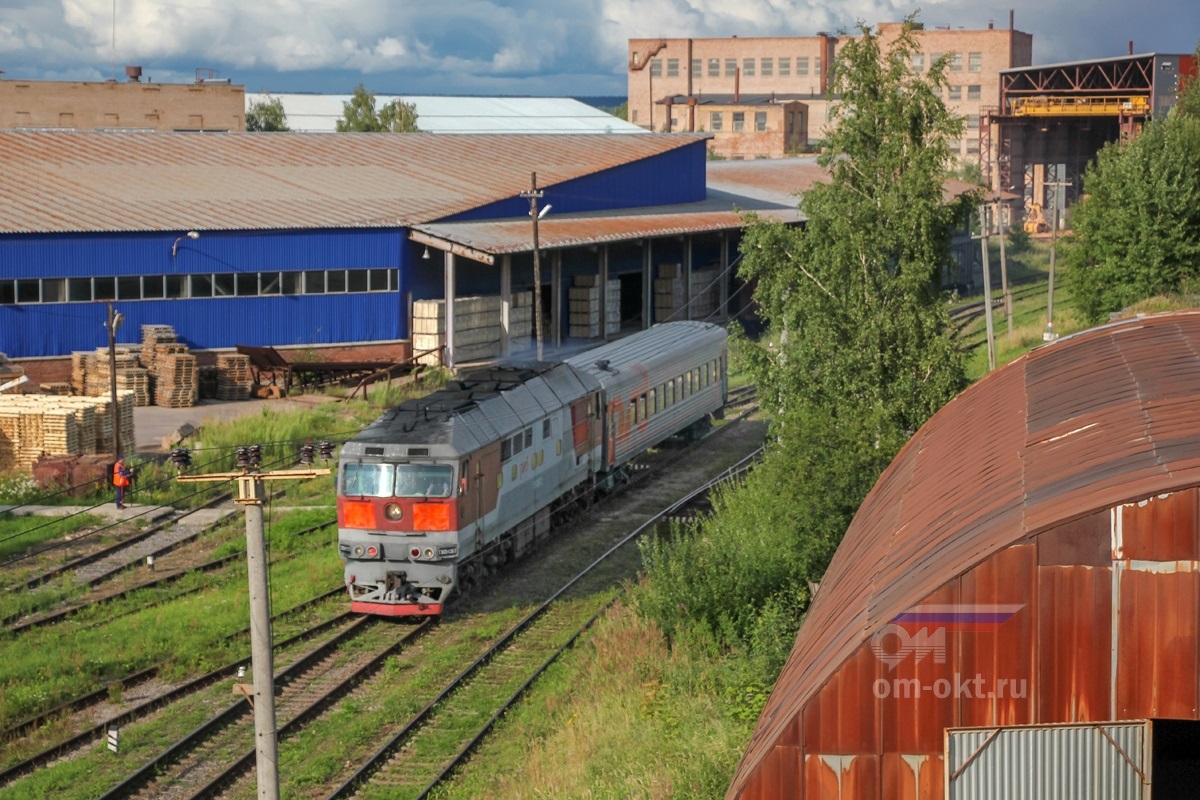 Тепловоз ТЭП70-0367 с пригородным поездом отправился со станции Боровичи